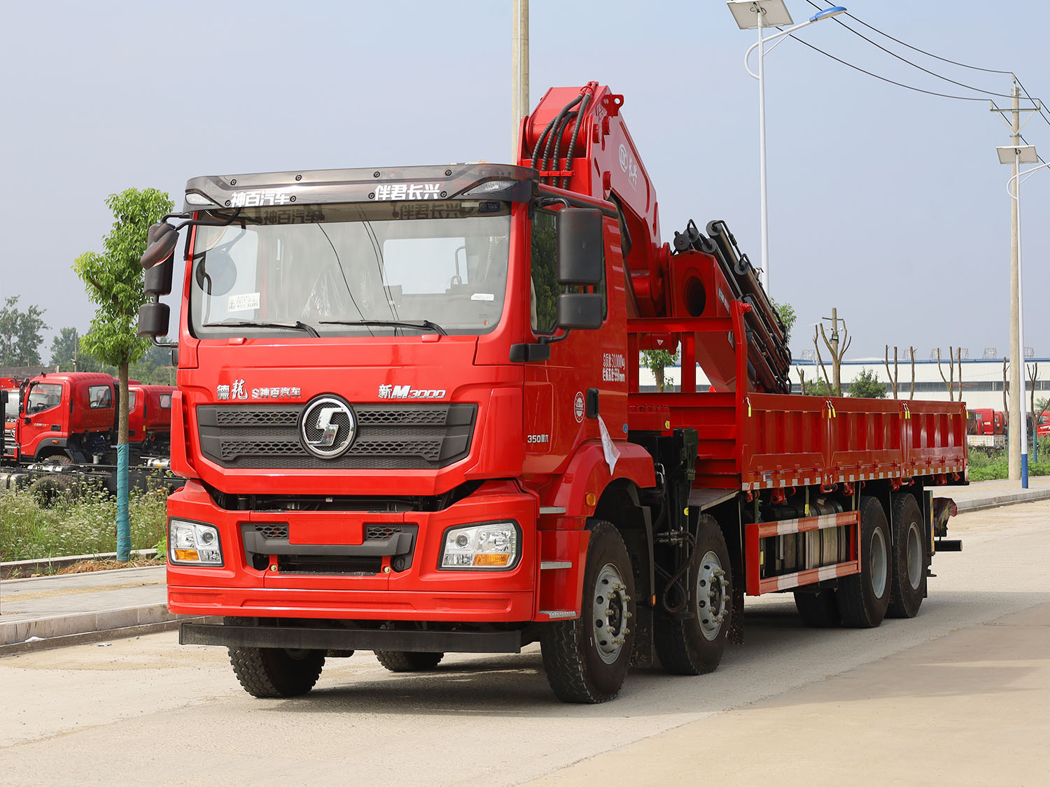 陜汽德龍新M3000駕駛室前四后八上裝長(zhǎng)興35噸折臂式吊機(jī)