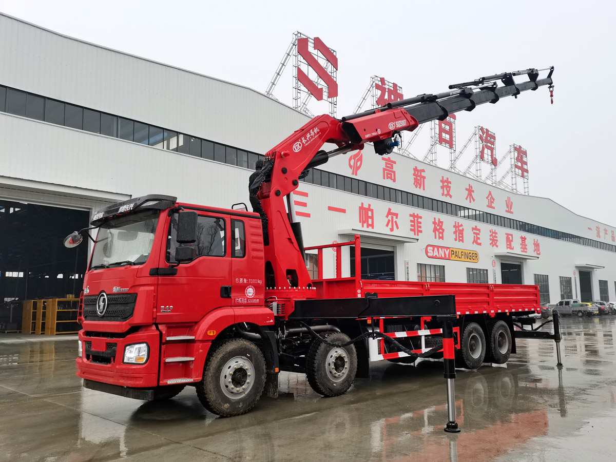 陜汽德龍新Ｍ3000駕駛室前四后八上裝長(zhǎng)興25噸折臂式吊機(jī)