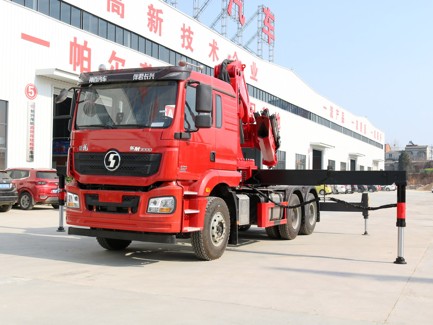 陜汽德龍新M3000牽引頭上裝長(zhǎng)興30噸折臂式吊機(jī)
